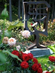 candid shot of Yuan sculpture - Schenectady Rose Garden 03Aug09